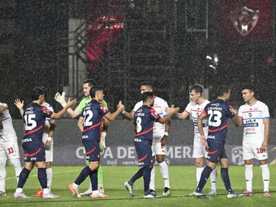 Los jugadores de Nacional y Cerro Porteño realizan el saludo protocolar en la previa del partido por la fecha 18 del torneo Clausura 2025 de la Primera División de Paraguay en el estadio Arsenio Erico, en Asunción, Paraguay.