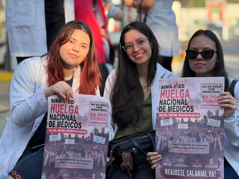 Más de 500 profesionales médicos y estudiantes de medicina se concentran pacíficamente frente al Ministerio de Economía y Finanzas (MEF). Foto: Osmar Henry/ABC TV.