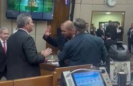 El diputado Jatar Fernández siendo contenido por sus colegas Leonardo Saiz (cartista) y Alejo Ríos (PLRA, A).