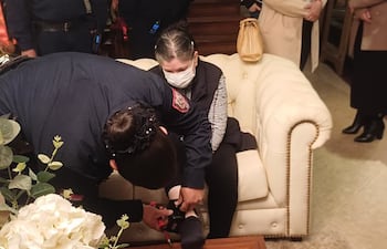 Una uniformada policial ajusta la tobillera electrónica colocada a la empresaria Dalia López.