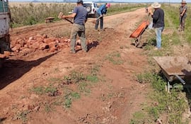 Vecinos del único camino de acceso a la compañía Ka'atygue.