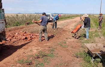 Vecinos del único camino de acceso a la compañía Ka'atygue.