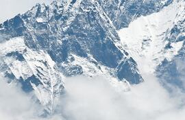 El Monte Everest es la montaña más alta del mundo, con una altitud de aproximadamente 8,848 metros sobre el nivel del mar.