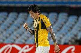 Federico Santander de Guarani celebra un gol ante Danubio, durante el encuentro por Copa Sudamericana, en el Estadio Centenario en Montevideo (Uruguay).