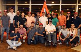 Pilotos, patrocinadores, autoridades y colaboradores de la organización presentes en el evento.