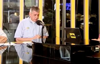 Juan José Ovelar (i) y el Ing. Diego Heisecke (c), directivos del CEA, en el programa ABC Rural Radio de los domingos por la 730 AM.