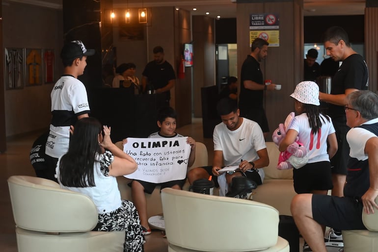 Mateo Gamarra, jugador de Olimpia, recibió a los hinchas en el hotel de concentración en Pedro Juan Caballero en la previa del partido ante 2 de Mayo por la segunda fecha del torneo Apertura 2026 de la Primera División de Paraguay.