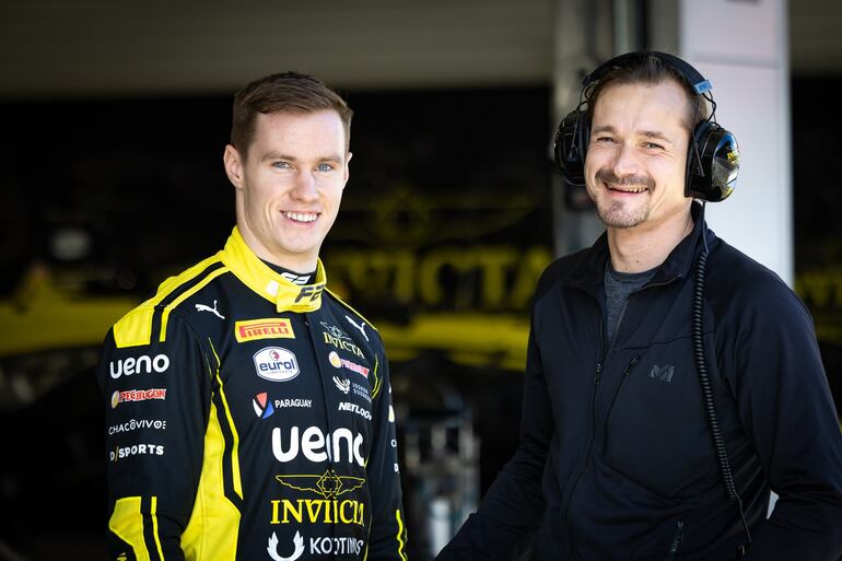 Joshua Duerksen, junto a un integrante del equipo Invicta Racing, durante las pruebas que se realizaron en Barcelona (España).