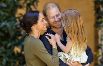 ¡Tierna imagen! Meghan Markle y Harry de Inglaterra con Lilibeth en sus brazos.
