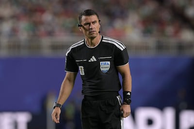 El árbitro uzbeko Ilgiz Tantashev observa durante el partido de fútbol del Grupo J del Mundial 2026 entre Argelia y Austria en el Kansas City Stadium en Kansas City.