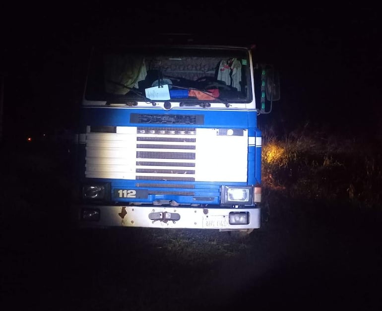 Un camión Scania, con 27.000 litros de aceite dentro, fue asaltado por piratas del asfalto en Tebicuary.