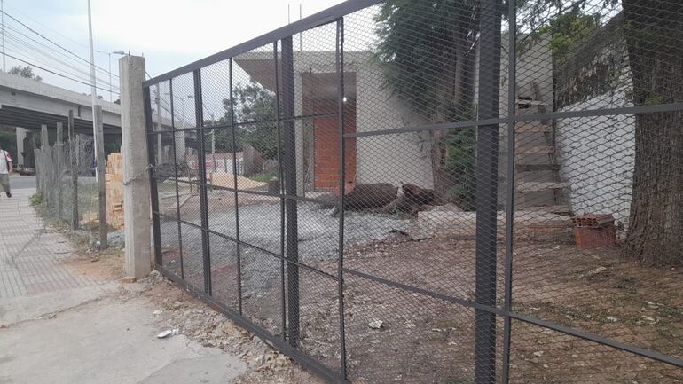El terreno está perimetrado y se notan los trabajos por dentro. 