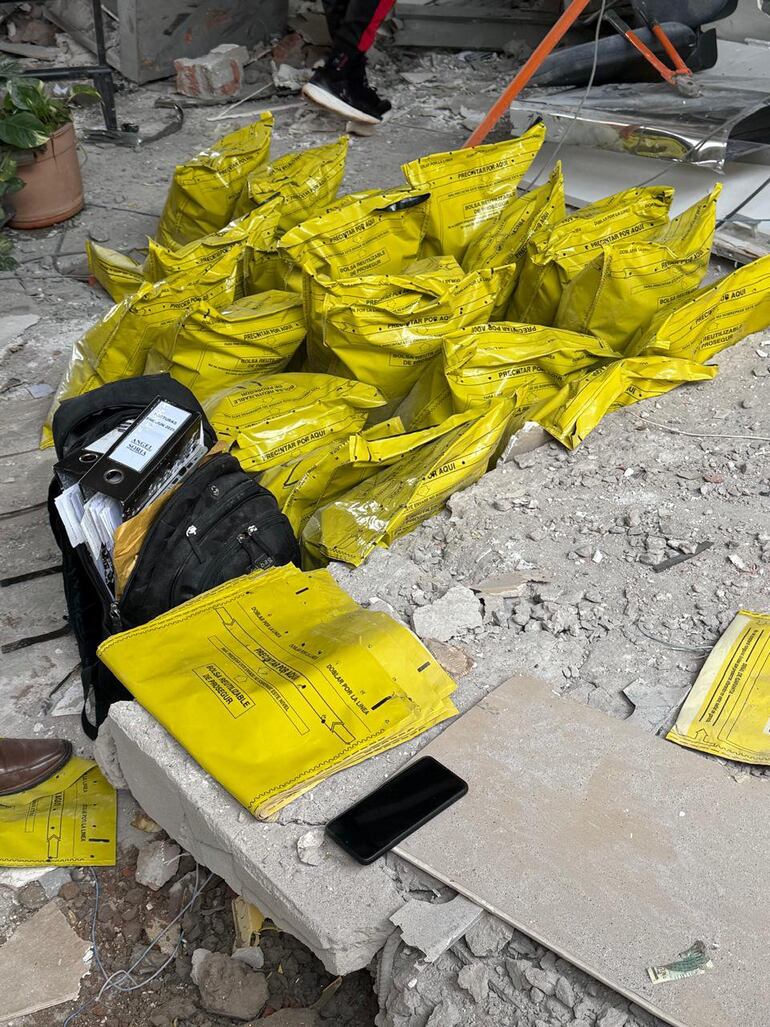 Las bolsas de dinero recuperadas de entre los escombros, en el edificio detonado del banco Itaú de Katueté.