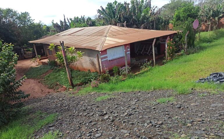 Los pobladores denuncian que debido a la falta de canalización al costado de la calle asfaltada, muchas de las viviendas quedan inundadas con cada lluvia.