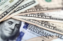 El dólar minorista o efectivo se cotizó ayer a G. 6.450 en la venta, según promedio de las casas de cambio.