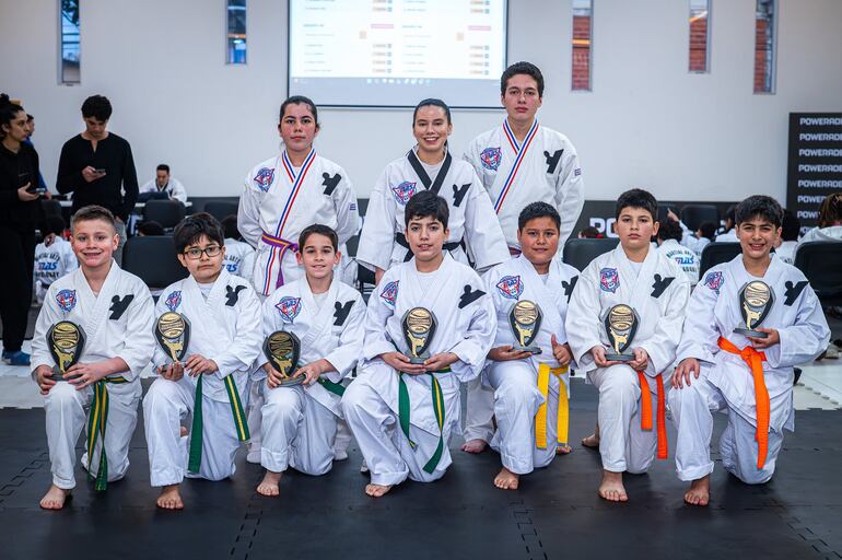 Los arte marcialistas de Glow Kick Martial Arts.