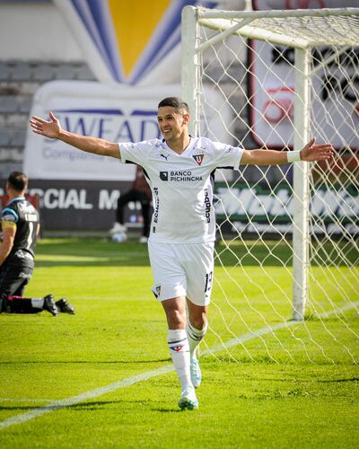 Alex Arce celebra con los brazos abiertos el primero de los dos goles que anotó ayer para Liga.