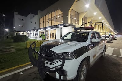 Integrantes de una unidad táctica de élite de la Policía de Bolivia custodian el aeropuerto internacional de Viru Viru este miércoles, en Santa Cruz (Bolivia). El fiscal general de Bolivia, Roger Mariaca, fue aprehendido supuestamente de forma "ilegal" en la región oriental de Santa Cruz por motivos que por ahora se desconocen, informó el Ministerio Público.