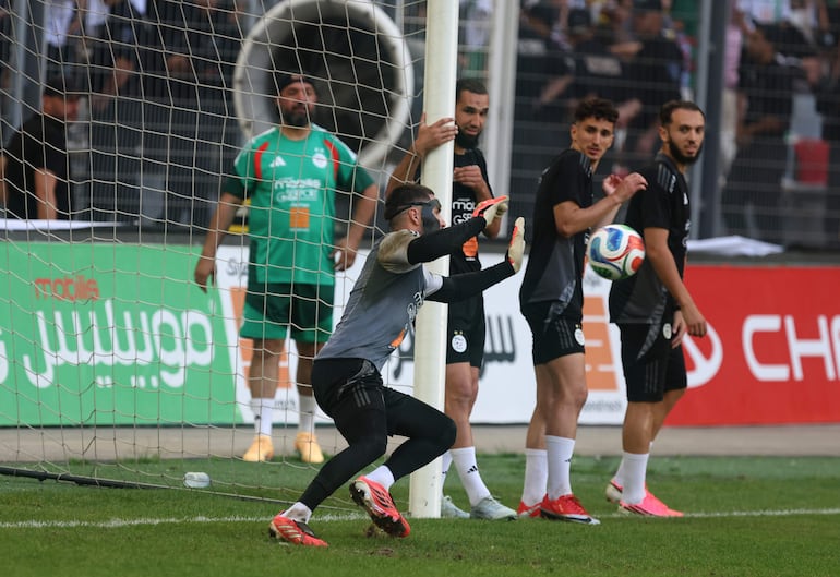 El guardameta de Argelia, Luca Zidane, asiste a una sesión de entrenamiento en Argel, Argelia. Más temprano ese mismo día, el seleccionador de Argelia, Vladimir Petkovic, anunció la lista de 26 convocados del equipo para la próxima Copa Mundial de la FIFA 2026.