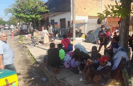 Los nativos en inmediaciones de la Gobernación de Caaguazú.