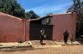 Esta madrugada un desconocido tiró un elemento inflamable en la residencia del candidato.