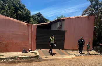 Esta madrugada un desconocido tiró un elemento inflamable en la residencia del candidato.