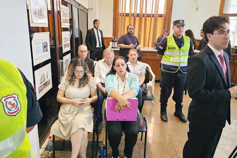 Un grupo de víctimas de "la mafia de los pagarés" participó de la sesión del Jurado, mientras que otro grupo se manifestó frente a la sede del JEM.