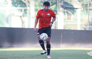 El zaguero central de Libertad Robert Samuel Rojas Chávez (29 años) en una sesión anterior de entrenamiento en Tuyucuá.