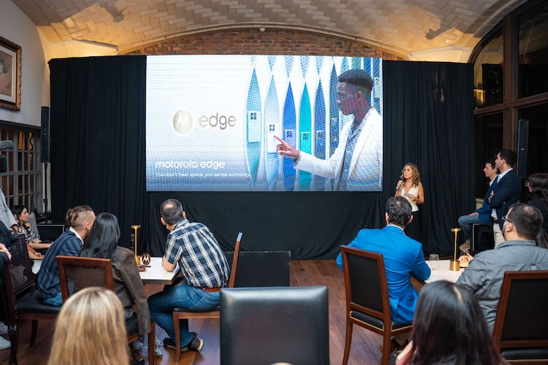 Valeria Fernández, directora de Marketing de Motorola Argentina, Uruguay, Paraguay, Bolivia y Chile, presentando los nuevos productos de Motorola.