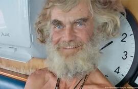 Timothy Lindsay Shaddock y su perrita "Bella" fueron rescatados en el océano Pacífico. Foto: Internet.