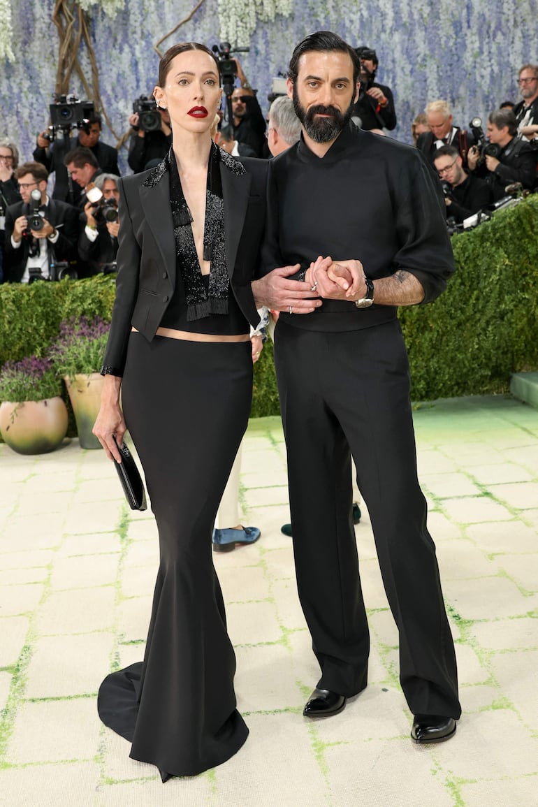 Rebecca Hall y Morgan Spector en la Met Gala 2026 en el Museo Metropolitano de Arte. (Jamie McCarthy/Getty Images/AFP)
