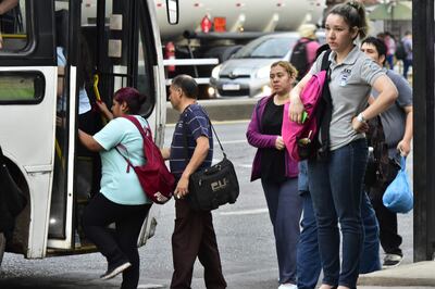 Imagen de archivo: personas esperando buses.