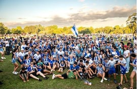 Festejo de los futbolistas y numerosos simpatizantes del Club Lomas Valentinas tras la consagración en la Liga Artigüeña de Fútbol luego de13 años sin logros.