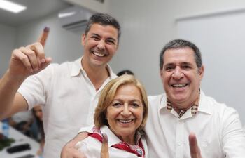 Santiago Peña, Alicia Pucheta y Horacio Cartes.