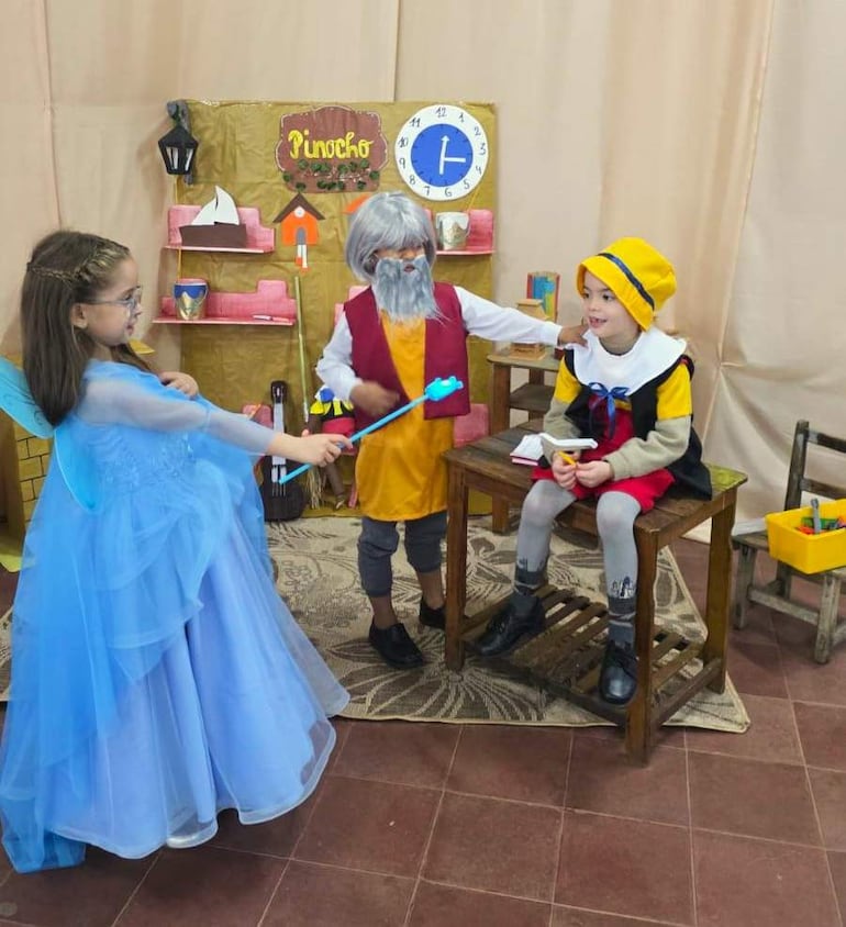 Los niños Octavio Cantero, Adir Báez y Sophia Lezcano recrean escenas de Pinocho con colorido disfraces.