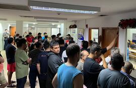 Contribuyentes esperaron por horas ser atendidos en la Municipalidad de Luque.