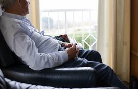 El aislamiento social y la soledad se asocian a un mayor riesgo de muerte por todas las causas, según una investigación que revisa 90 estudios que incluyen a más de 2 millones de individuos.