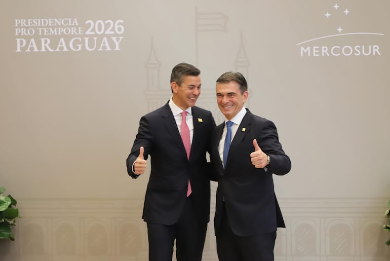 Santiago Peña, presidente de Paraguay, y el presidente de Bolivia Rodrigo Paz en la reunión del Mercosur 2026 en el Centro de Convenciones de la Conmebol, en la ciudad de Luque, Paraguay.