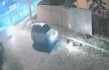 Momento en el que el sospechoso arrolla y mata a dos perros en Carapeguá.