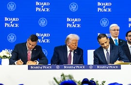 Santiago Peña firma el acta fundacional de la Junta de la Paz en Gaza, junto a Donald Trump.