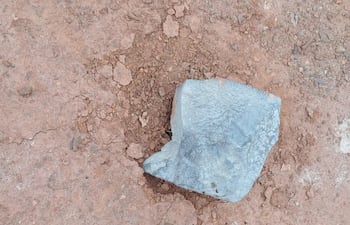 Los vecinos reportaron que enormes piedras cayeron al patio de sus casas.