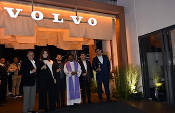 Directivos de Garden y Volvo participaron de la bendición del nuevo showroom.