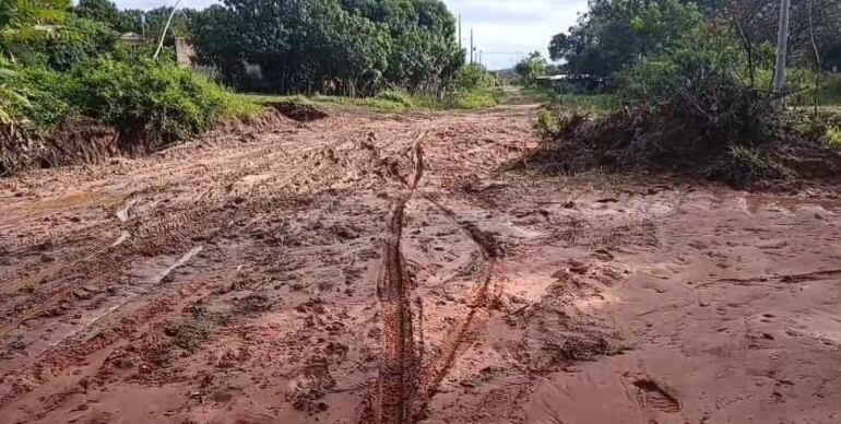 Las familias de la comunidad informaron sobre el deterioro de la vía de acceso debido a las lluvias.