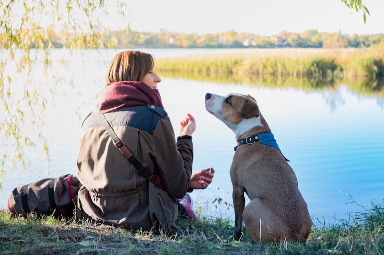 Mujer habla a su perro.