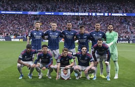 El equipo inicial del Arsenal antes del inicio del encuentro correspondiente a la ida de las semifinales de la Liga de Campeones que disputaron el miércoles Atlético de Madrid y Arsenal en el estadio Metropolitano, en Madrid. EFE / Juanjo Martín.