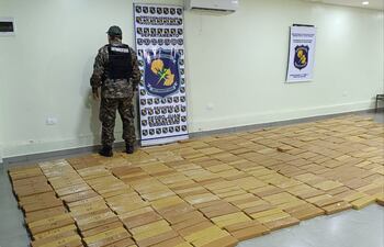 Más de 1.000 panes de marihuana fueron incautados en un operativo realizado en colona Estrella, Amambay.