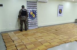 Más de 1.000 panes de marihuana fueron incautados en un operativo realizado en colona Estrella, Amambay.