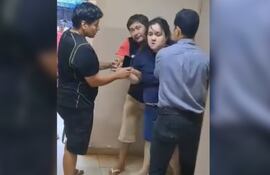 Karen Dahiana Benítez Afara, con remera de color azul marino, en el Hospital Distrital de Presidente Franco durante el incidente en el