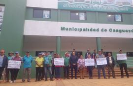 Manifestación de recolectores de basura locales frente la Municipalidad de Caaguazú.
