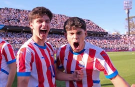 Eduardo Delmás (i), jugador de la selección de Paraguay Sub 20, celebra la conquista de la medalla de oro de los Juegos Odesur 2026 frente a Argentina en la Final del Fútbol masculino en el estadio Marcelo Bielsa, en Rosario, Argentina.